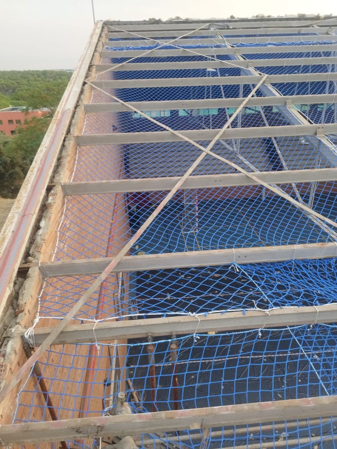 Redes de seguridad instaladas bajo la estructura de una cubierta sin forjado