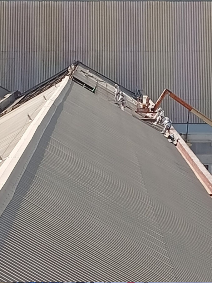 Vista aérea del frente de trabajo en una cubierta industrial durante la sustitución del fibrocemento