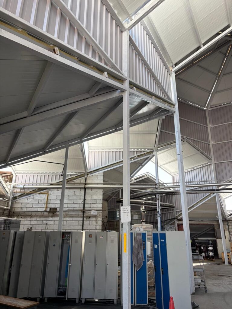 Estructura metálica pintada y cubierta de panel sándwich nueva en la planta química de Dura Europa en Getafe