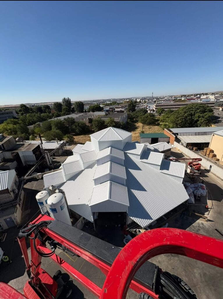 Vista desde la plataforma elevadora de las cubiertas nuevas de las naves de Dura Europa en el polígono Los Ángeles de Getafe