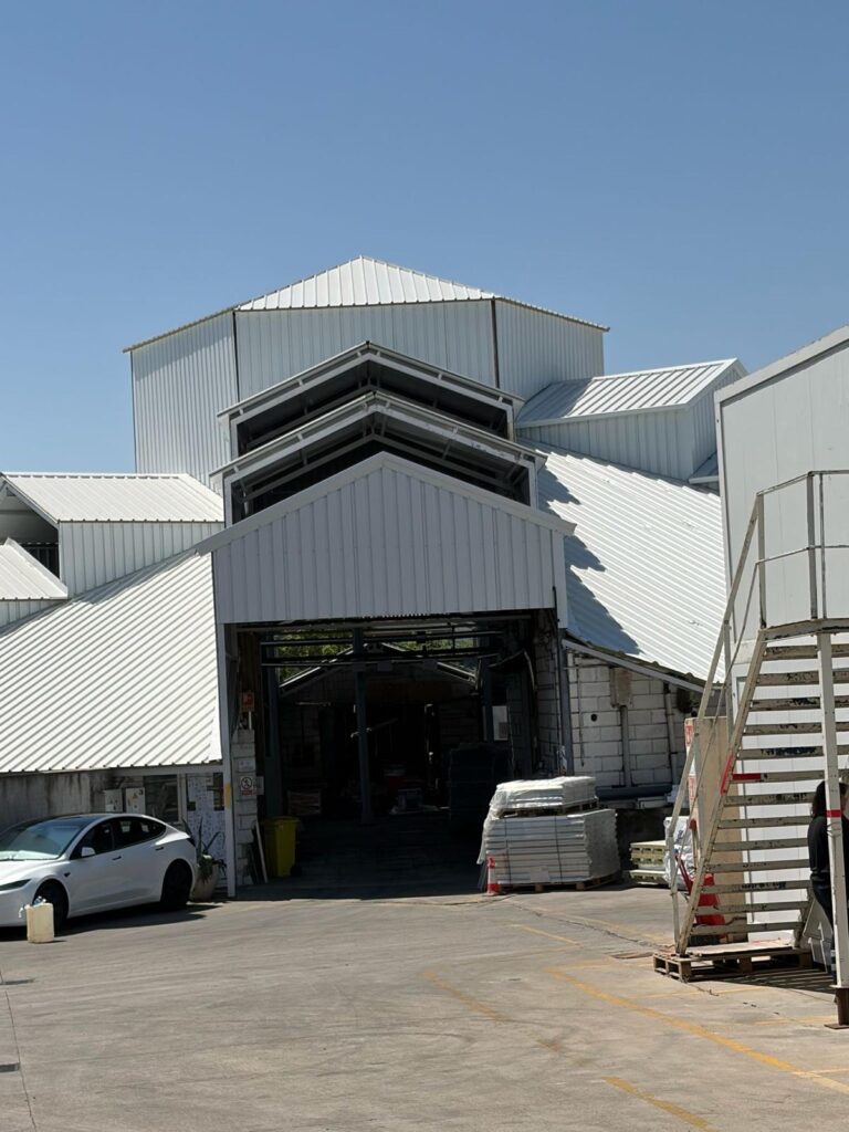 Exterior de las naves de Dura Europa en Getafe con la cubierta y la fachada nuevas, sin fibrocemento