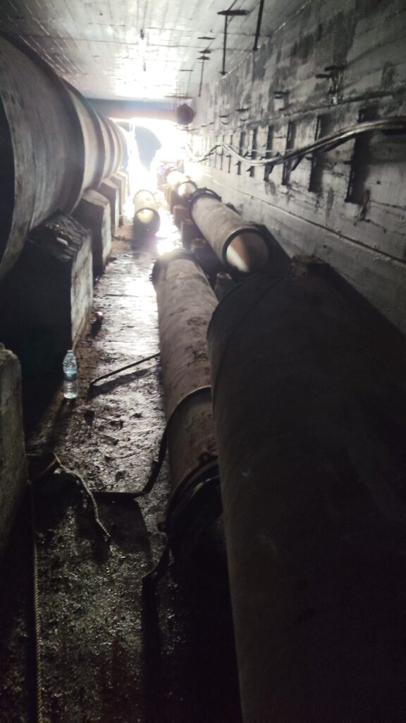 Galería subterránea de la calle Arroyo de Fontarrón con tramos de tubería de fibrocemento desmontados
