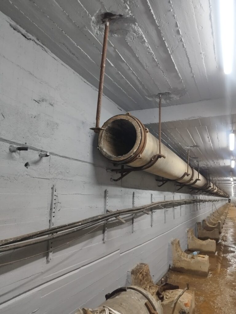 Tubería de fibrocemento suspendida a lo largo de la galería de Arroyo de Fontarrón antes de su retirada