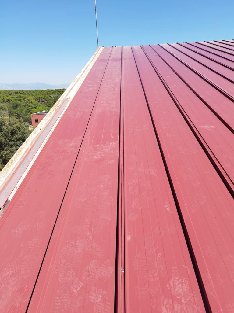 Cubierta de panel sándwich terminada en el polideportivo del IES San Fernando, en Fuencarral-El Pardo